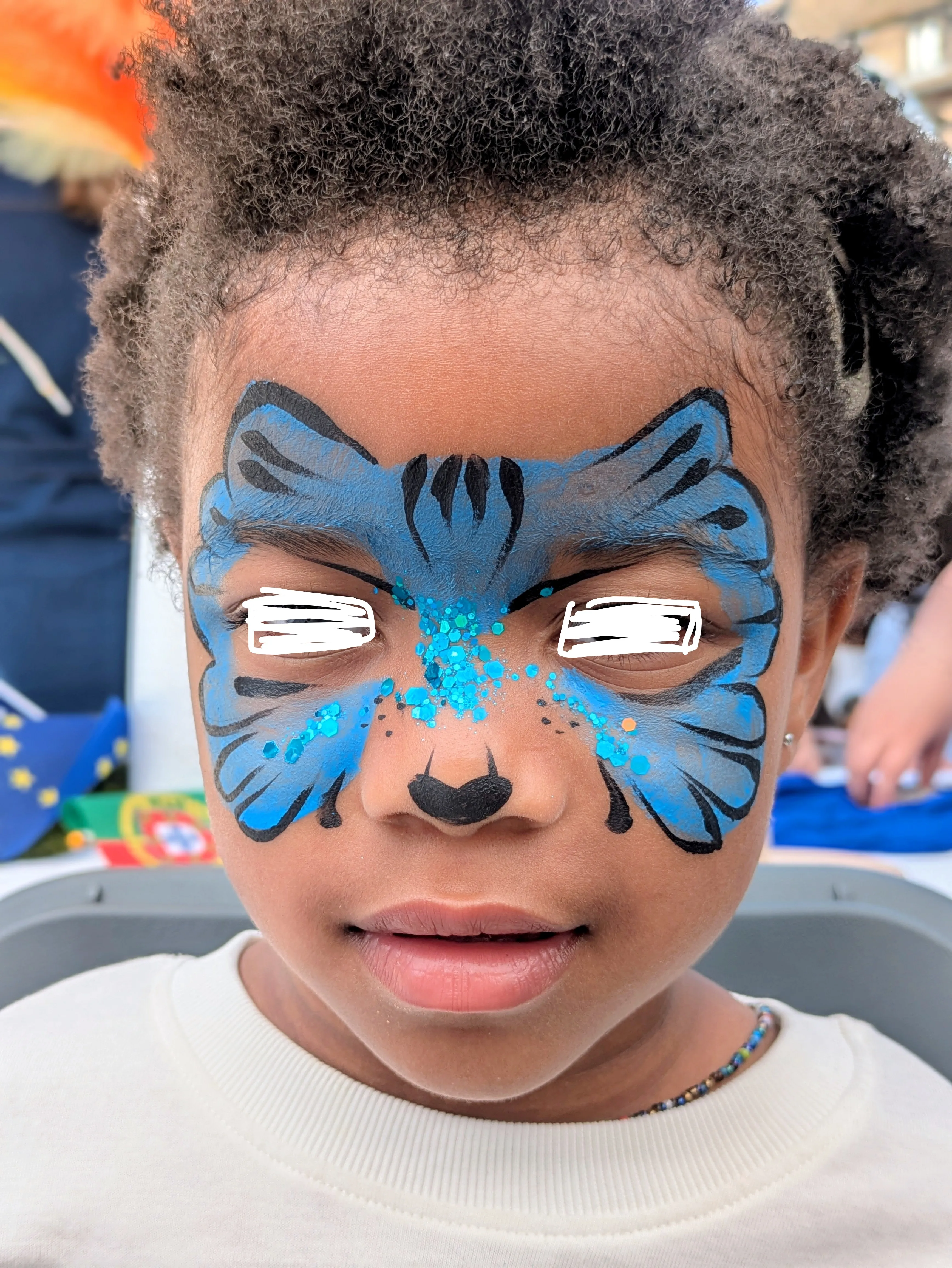 Maquillage artistique enfant en masque de chat bleu avec paillettes à Strasbourg